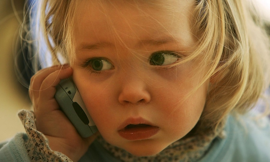 Консультант телефона доверия. Ребенок с телефоном. Детский телефон доверия. Психолог по телефону для ребёнка.