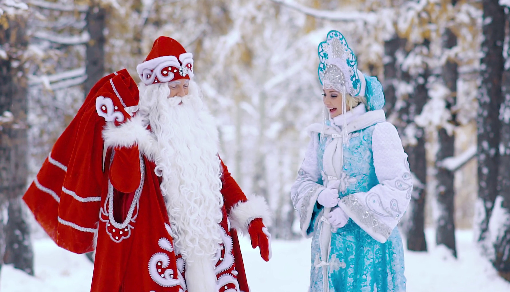 Дед мороз растет. Дед Мороз и Снегурочка. Дед Мороз ииснегурочка. Русский дед Мороз. Дед морое и Снегурочка.