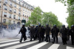 Участники шествий во Франции сожгли полицейскую машину