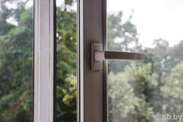 Специалисты напомнили, как уберечь ребенка от падения из открытого окна