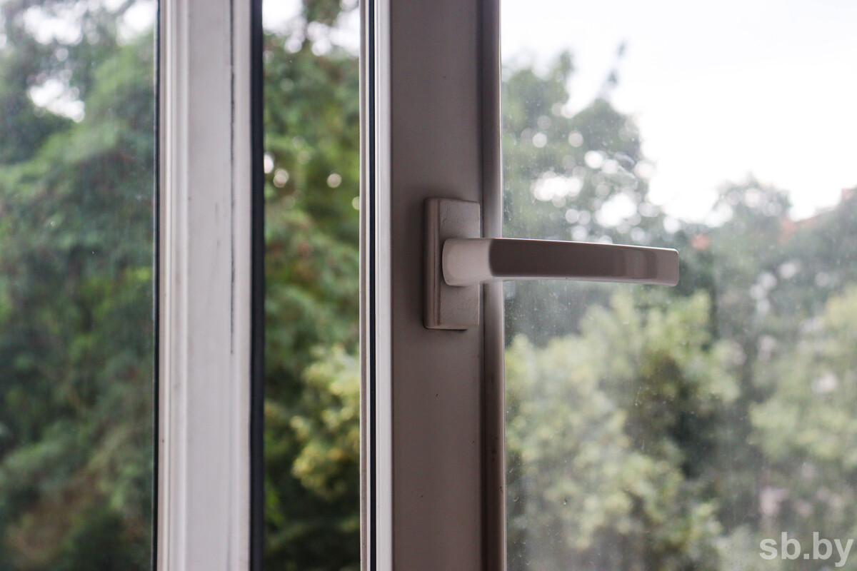 Специалисты напомнили, как уберечь ребенка от падения из открытого окна