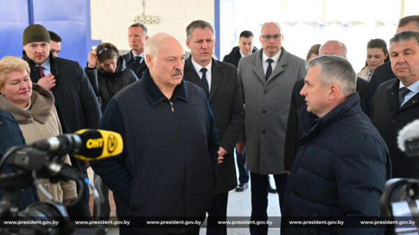 Сельское хозяйство и «кондитерка». Александр Лукашенко приехал в Наровлянский район