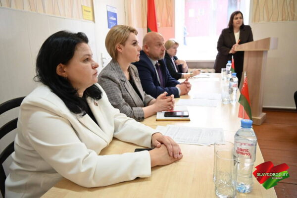 С заботой о людях: в Славгородском РЦСОН прошел «открытый диалог» с руководством района