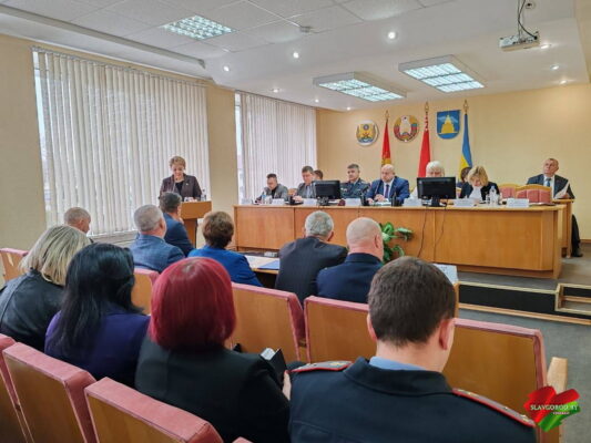 Акцент на безопасность: в райисполкоме обсудили работу добровольных дружин и советов профилактики