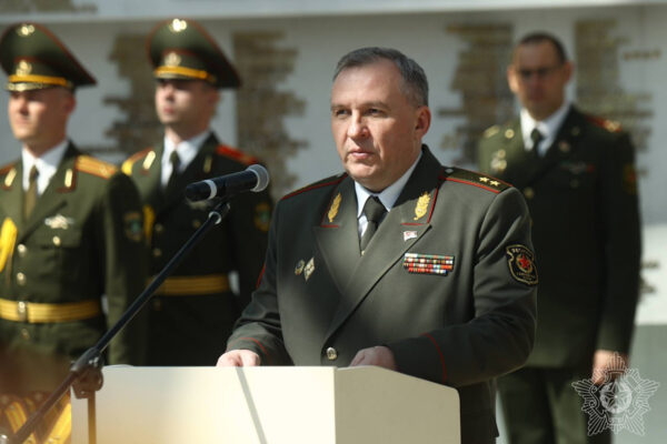 Хренин вручил военнослужащим Вооруженных Сил государственные награды и погоны полковника