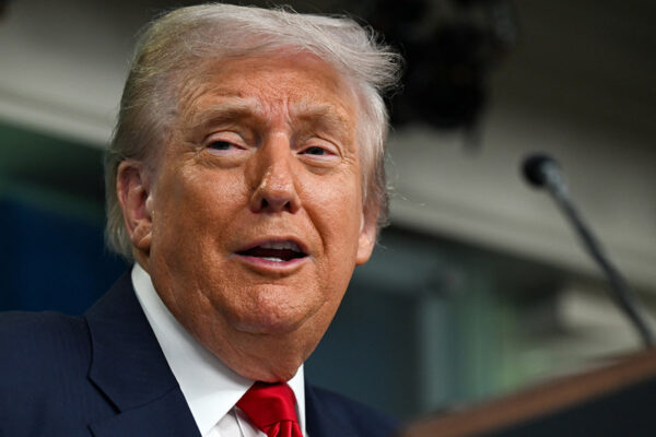 После заявлений Трампа про Иран цены на нефть выросли, а на золото и серебро упали