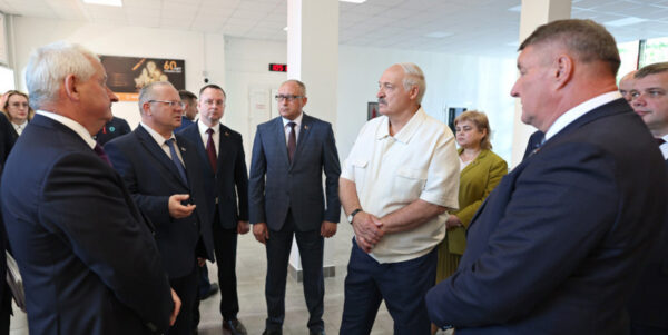 Александр Лукашенко потребовал активно осваивать рынок светодиодных ламп на базе Брестского электролампового завода