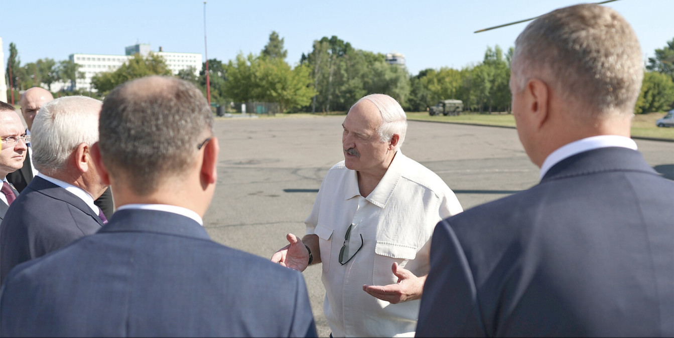 «В общем-то, неплохо, но восхищения никакого нет». Александр Лукашенко оценил состояние полей с вертолета и поставил задачи губернатору Брестской области