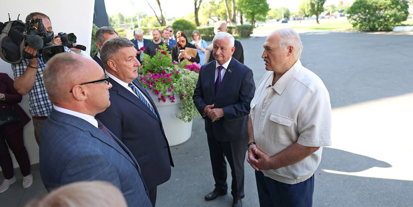 Александр Лукашенко объяснил отправку недобросовестных работников уборочной в армию