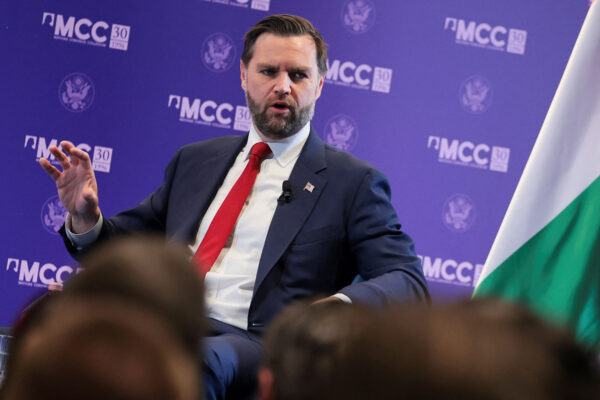 Вэнс заявил, что США используют метод кнута и пряника для решения разногласий с Ираном