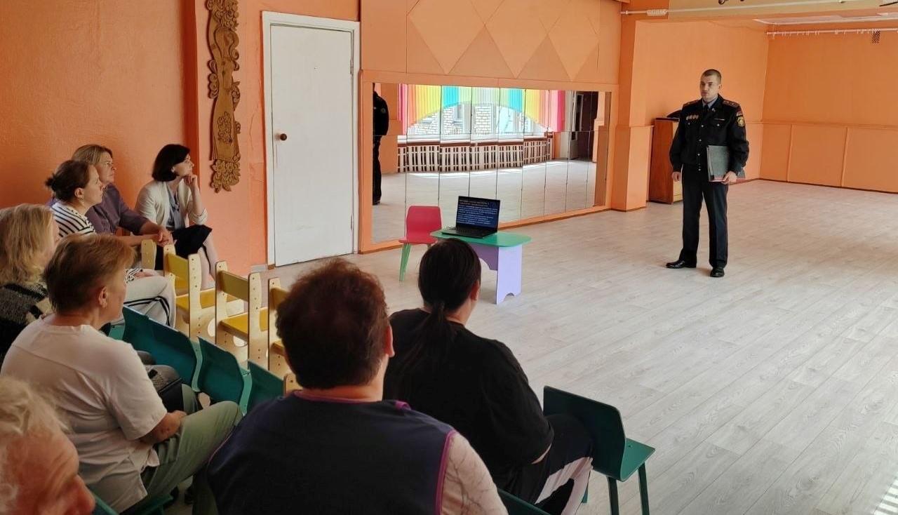 В ГУО «Детский сад № 3 г. Славгорода» состоялась встреча коллектива учреждения с начальником Славгородского отделения Департамента охраны МВД майором милиции Тарасом Морозовым.
