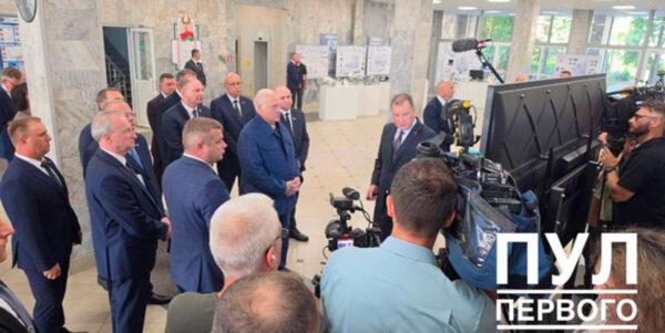 Президент Беларуси оценил оптическую продукцию и обозначил новые задачи для «Зенит‑БелОМО»