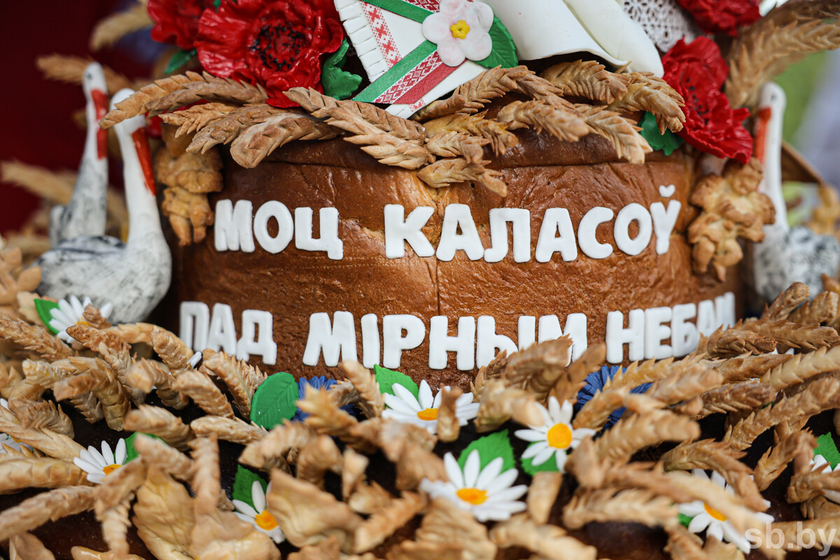 Караваи, посвященные белорусской женщине, и новые локации: чем удивит фестиваль «Бацькава булка» в Свислочи