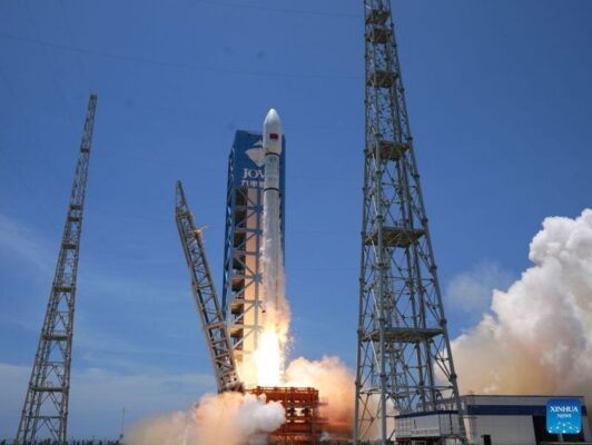 Китай успешно запустил новую группу интернет-спутников с помощью ракеты-носителя «Чанчжэн-12»