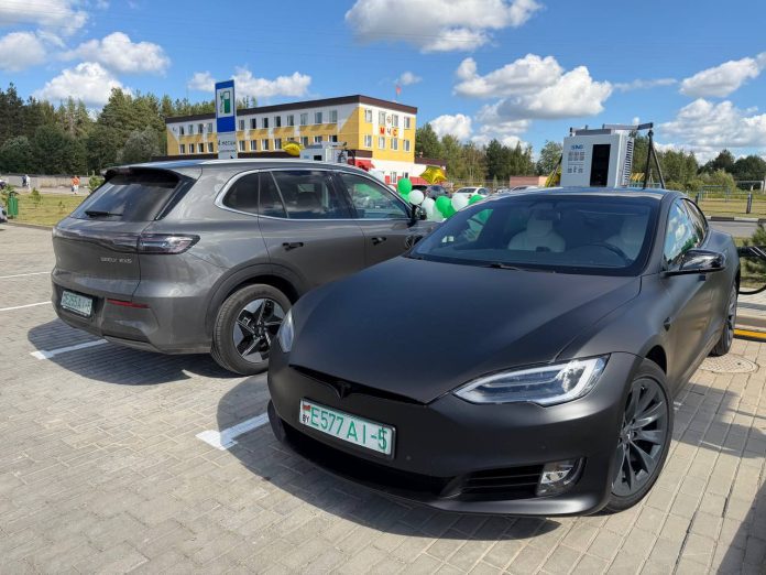 Подарок к празднику: в Костюковичах открылась новая зарядная станция для электромобилей!