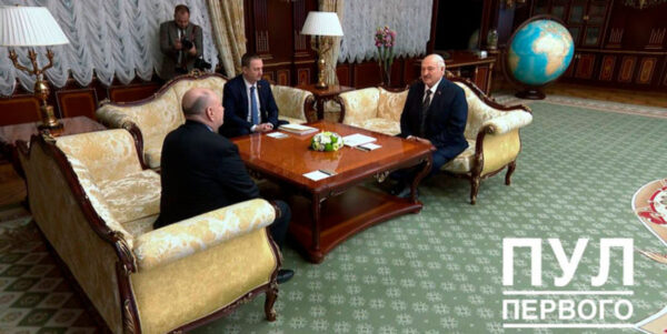 Александр Лукашенко проводит встречу с российским предпринимателем Владимиром Потаниным