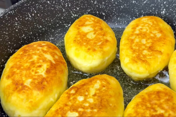 Золотистые картофельные зразы с пряной начинкой из капусты: рецепт сытного семейного ужина