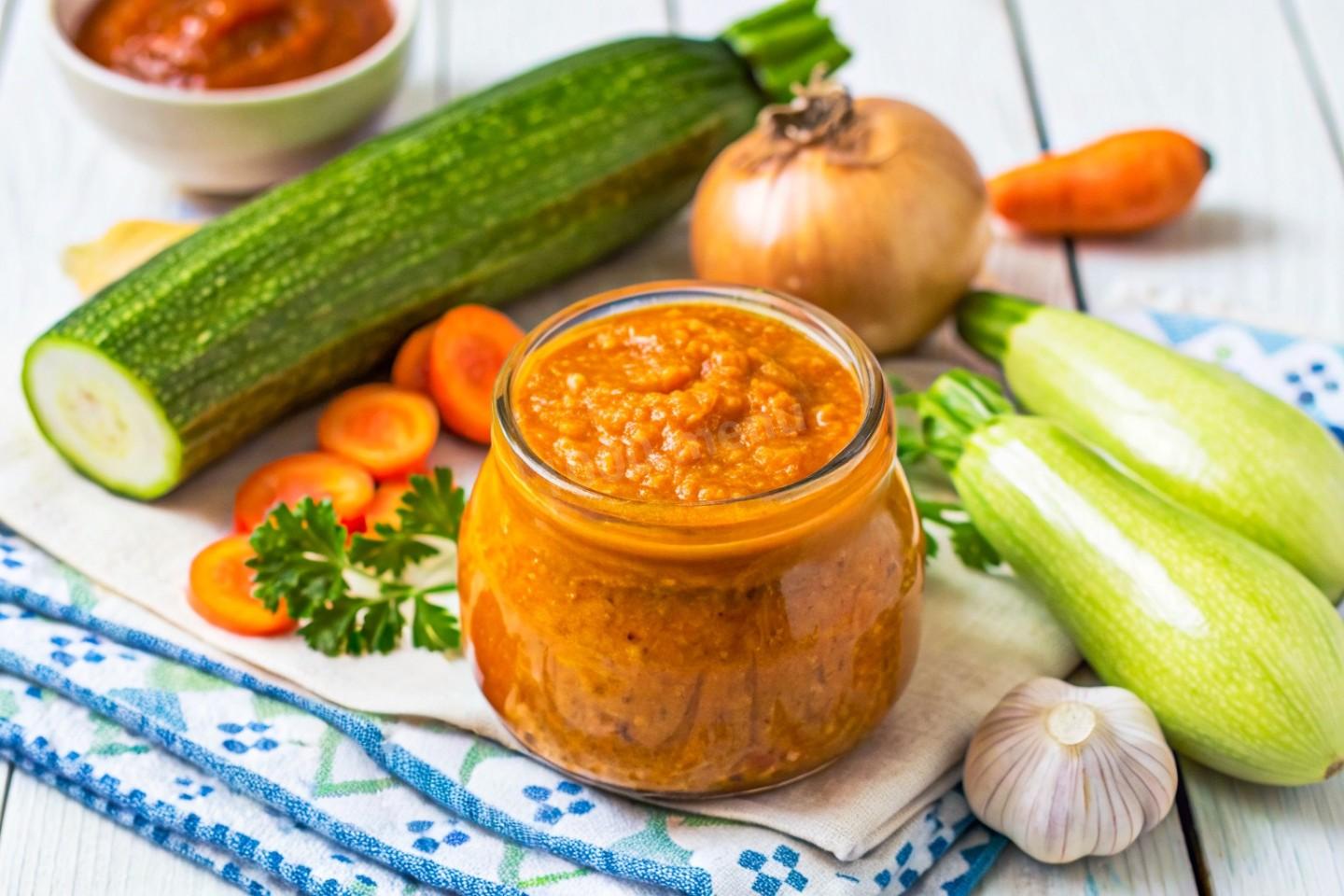 Заменяет и соус, и закуску: как приготовить домашнюю кабачковую икру